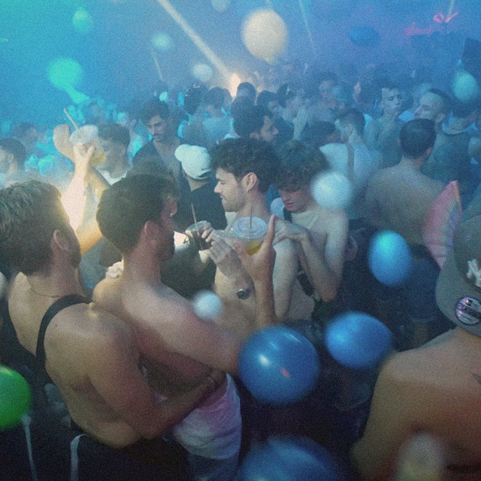 La foule et les ballons sur le dancefloor d’une soirée gay Doctor Love à Paris
